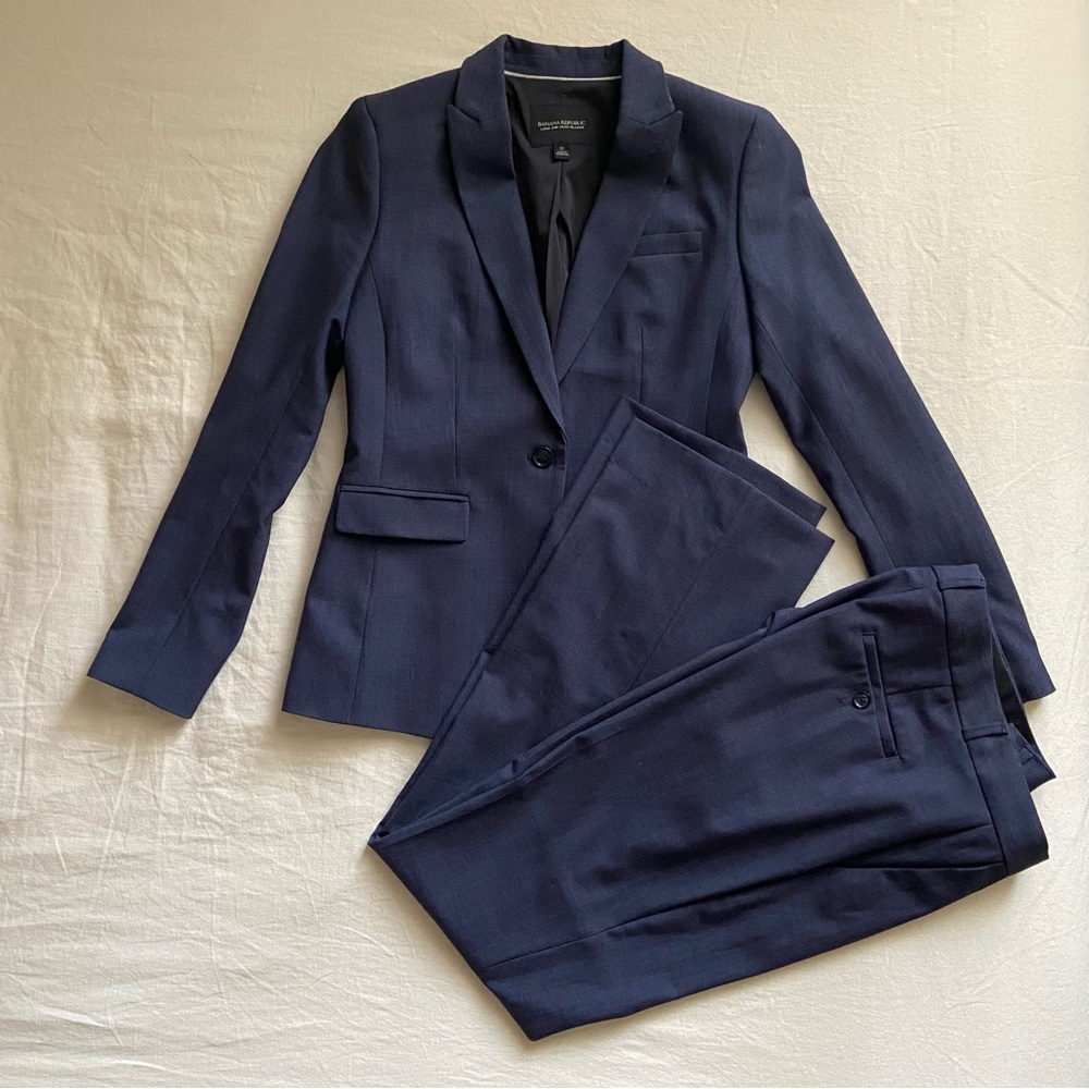 Banana Republic Navy Blue Wool Two-Piece Suit Jacket and Trousers Pantsuit Set